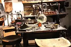 Schuhmacherwerkstatt mit Schusterkugel