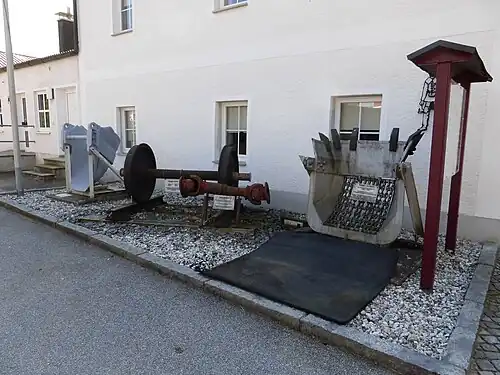 Verschiedene Exponate vor dem Museum in Steinberg am See