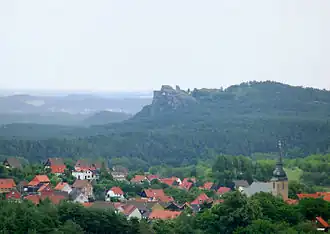 Blick vom Ziegenberg ostsüdostwärts über Heimburg hinweg zum Regenstein
