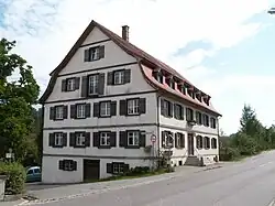 Traufständiger Bau mit Mansarddach und Gaubenreihe