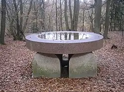 Vogeltränke (1997) in der Künstler-Nekropole Kassel