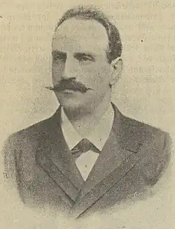 Porträtfoto ab Oberkörper in schwarzweiß von vorne.