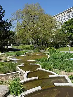 Helene Balmer, Brunnenanlage (1976–80) im Garten des Universitätsspital, Basel