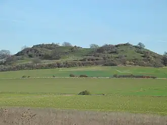 Blick nach Osten: Linke Kuppe: Doppelburg; rechte Kuppe: vermutliche Vorburg