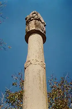 Heliodoros-Säule bei Vidisha (Indien) (um 100&nbsp;v.&nbsp;Chr.)