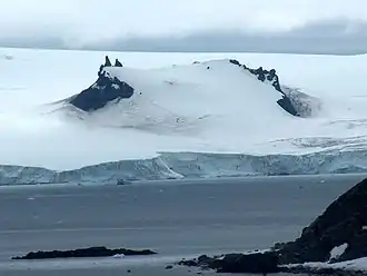 Blick von Half Moon Island auf den Helis-Nunatak