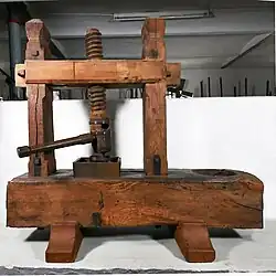 Holzspindel mit Gebäude und Joch