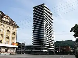 Ehemaliges Coop-Verteilzentrum (links) und Helvetia-Turm, Hochhaus 75&nbsp;m (Mitte) beim Bahnhof (2017)