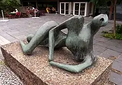 Henry Moore: Liegende (1956), Hanseatenweg&nbsp;10