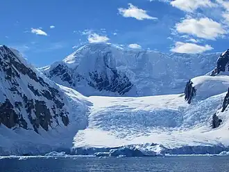 Henryk-Gletscher (Vordergrund) und Pulfrich Peak (Hintergrund)