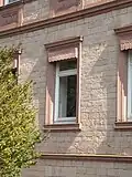 Fenster am Verwaltungsgebäude mit historischer Jalousien-Schabracke