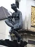 Herkulesbrunnen, Najade gießt sich Wasser über Beine