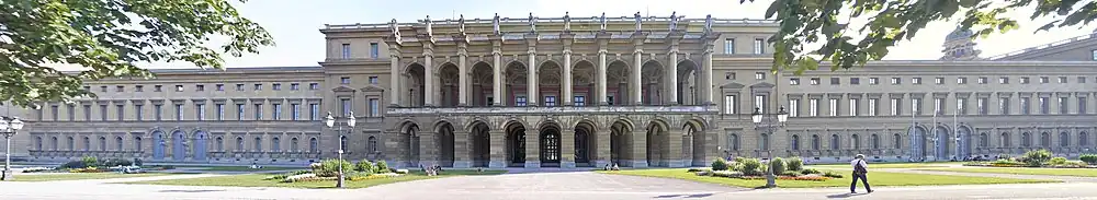 Bei Wahl eines leicht erhöhten Standpunktes, zentraler Perspektive, Bildreihung zum Panorama und einer Bildbearbeitungskorrektur können annähernd realistische Proportionen erzielt werden (Herkulessaal der Residenz München)