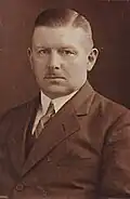 Hermann Hudemann, der jüngere Bruder von Franz, Bauunternehmer in Kiel, baute 1925 die Fassade um, die heute unter Denkmalschutz steht.