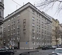 Der Herma-von-Schuschnigg-Hof in Wien