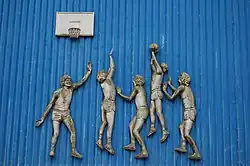 Aluminiumrelief von Hermann Stehr an einer Turnhalle in Tornesch