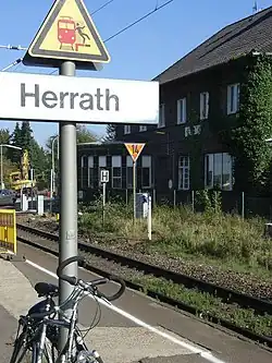 Bahnsteig und Bahnhofsgebäude mit Stellwerksvorbau des Haltepunkts Herrath im Jahr 2007
