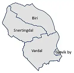 Foto einer Karte, im Nordosten Biri, im Nordwesten Snertingdal, im Süden Vardal, im Südosten die Stadt Gjøvik. Biri, Snertingdal und Vardal sind etwa gleich groß, Gjøvik nimmt nur eine kleine Fläche ein.