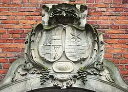 Sandsteinlement mit Wappen über dem Portal