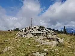 Windschutz mit Holzkreuz und Stahlkassette für ein Gipfelbuch am Herrenkogel