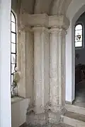 Romanisches Portal, Pfeiler mit eingestellten Säulen