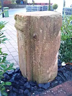 Rückseite des freistehenden Spoliensteines, mit Anschlagsfalz für Tür