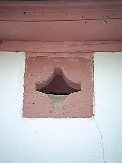 Spolie vom Kloster (Fensterluke aus Sandstein, in Form eines griechischen Kreuzes) eingebaut am Anwesen Klosterhofstraße 10