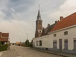 Hertsberge, Kirchturm (Sint Janskerk) in der Straße