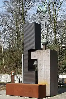 Hahn und Turmkreuz der Herz-Jesu-Kirche