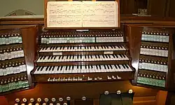 Spieltisch der Josef-Behmann-Orgel von 1930–31 in Bregenz, Stadtpfarrkirche Zum Heiligsten Herzen Jesu