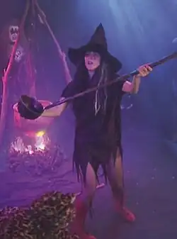 Hexe zitiert das Hexeneinmaleins