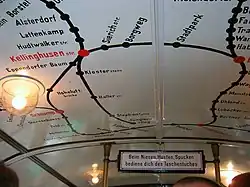 Linienplan an der Decke eines historischen Hamburger U-Bahn-Wagens