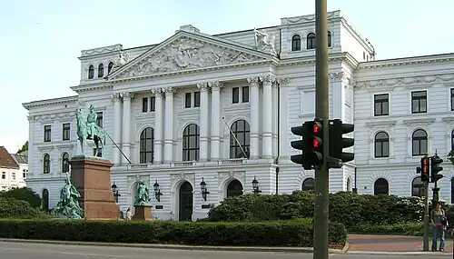 Das ab 1891 baulich nach Norden (Bildansicht) erweiterte Gebäude ist heute das Rathaus von Altona