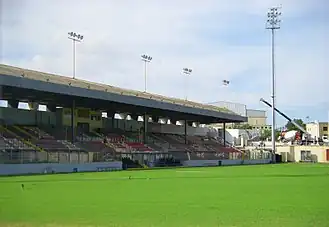 Spielfeld und Tribüne
