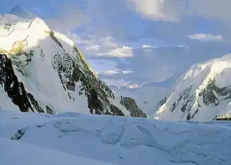 Südgipfel des Hidden Peak aus dem Gasherbrum-Kessel gesehen