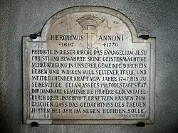 Hieronymus Annoni (1697–1770) Theologe. Gedenktafel innerhalb der Ringmauer der Wehrkirche St. Arbogast in Muttenz, Basel-Landschaft