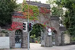 Eingangsportal an der Kirchhofstraße