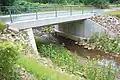 Über diese Brücke bei der Josefsmühle führt von der B&nbsp;64 ein Forstweg in Richtung Kohlberg und Düsenberg. Die neue Brücke wurde 2010 errichtet. Davor stand hier diese Natursteinbrücke. Blick stromaufwärts. (23. Juli 2011)