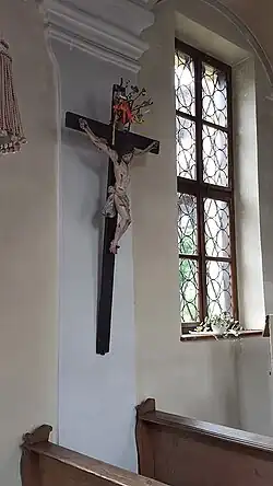 Innenansicht links mit Kreuz