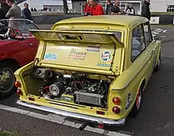 Imp mit offener Motorhaube.