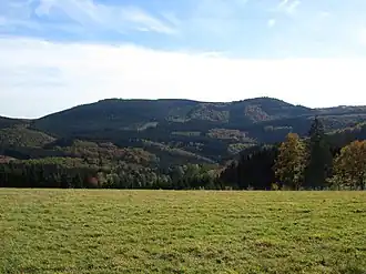 Himberg (links) und Hoher Lehnberg (rechts) von Norden