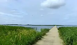 Brücke über den See zur Insel Hindø (Foto 2012)