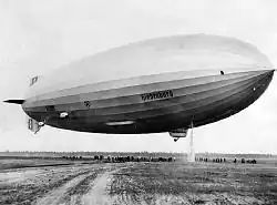 Zeppelin beim Landemanöver (1936): Zum Austarieren wird Wasserballast (vor der Gondel) abgelassen