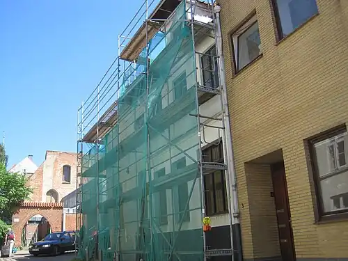 Kleine Burgstraße 1 vor dem Brand (eingerüstet)