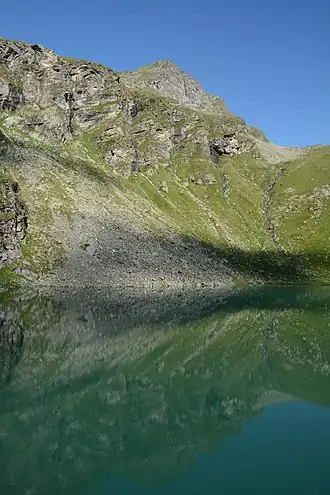 Der Berggipfel des Hinterer Plattenkogel vor dem Löbbensee