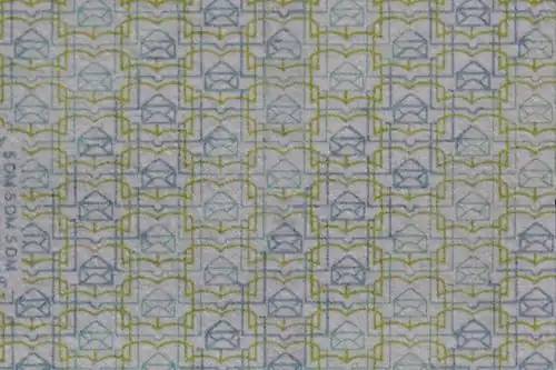 5 DM: Briefumschlag und aufgeschlagenes Buch