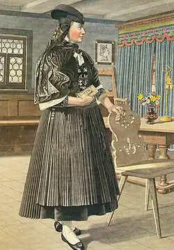 Kehlnbach, „Kirchgangstracht“ (mit „Schneppekapp“), Untergericht Amt Blankenstein, im Hintergrund ein „Himmelbett“