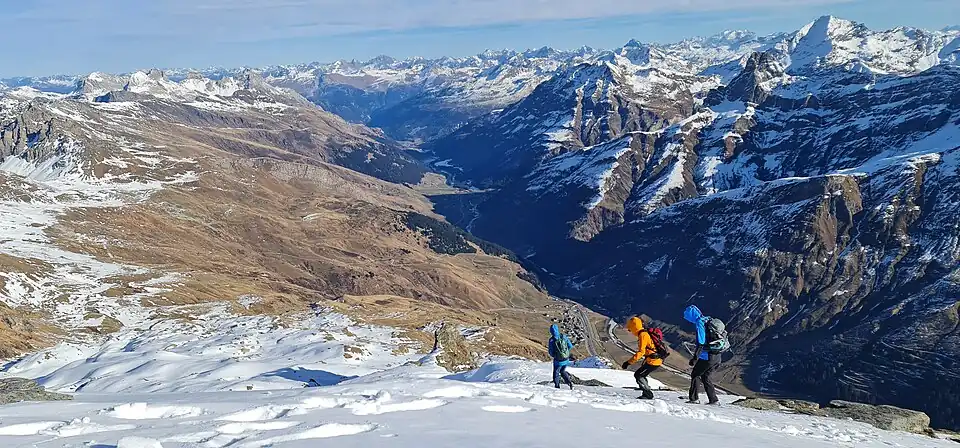 Der Blick nach Osten ins Rheinwald, im Vordergrund der Ort Hinterrhein.