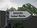 Hinweisschild Beheiztes Freibad Weiche am südlichen Rand vom Mückenwald