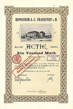 Gründeraktie der Hippodrom-A.-G. über 1.000 Mark vom 21. Juni 1897 mit Unterschrift des Frankfurter Privatbankiers Eduard von Grunelius als Vorsitzender des Aufsichtsrates. Zweck der Gesellschaft war die Förderung des Sports, insbesondere des Reit- und Fahrsports. Auf der Aktie abgebildet ist das pompöse Gebäude an der Ecke Wilhelmstraße und Forsthausstraße, heute Stresemann- und Kennedyallee, im Zweiten Weltkrieg von Bomben getroffen und 1956 abgerissen.